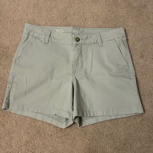 Women’s Size 8 Ana Brand Mid-Rise Twill Beige Shorts. 98% Cotton, 2% Spandex.
